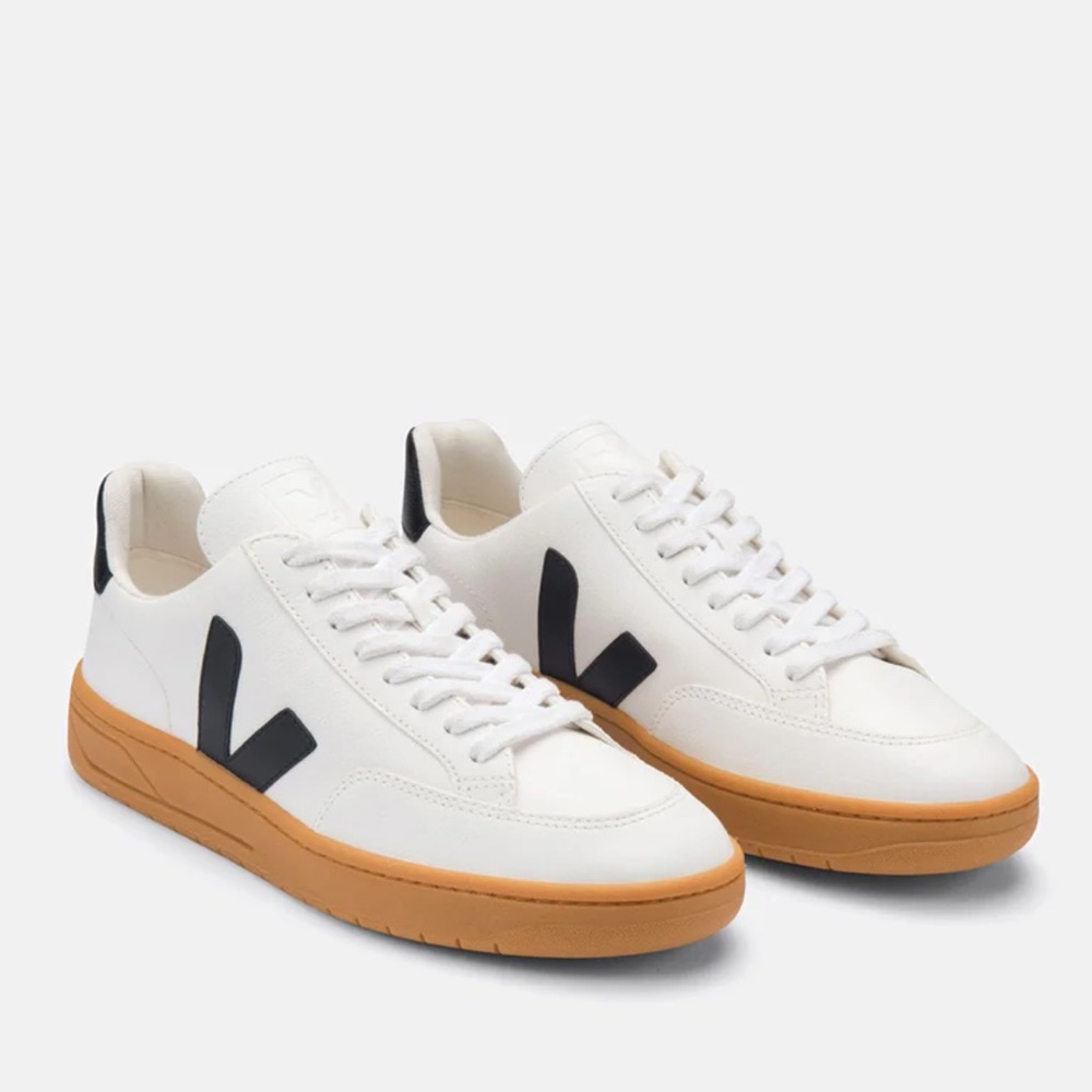 Veja
V-12 Sneakers
Extra White/Nautico/Gum Sole, 40 US size 9